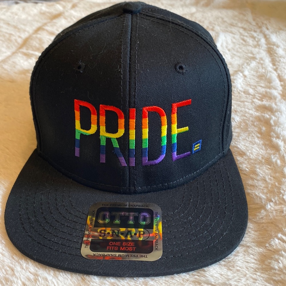 NWT Flat bill pride hat in black